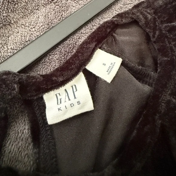 GAP Kids Black Velvet Tiered Short Sleeve Dress Size S (5–6) - Picture 3 of 3